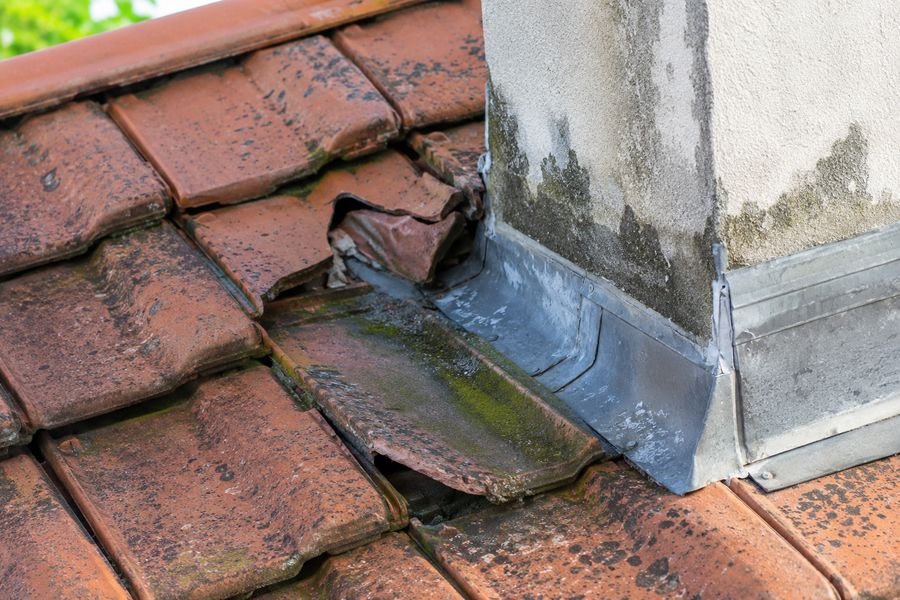 Solin de cheminée dégradé et tuiles cassées à l'origine d'une fuite à Florensac