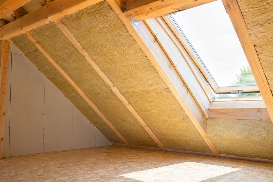 Combles isolés en laine minérale sous rampants avec fenêtre de toit à Caux