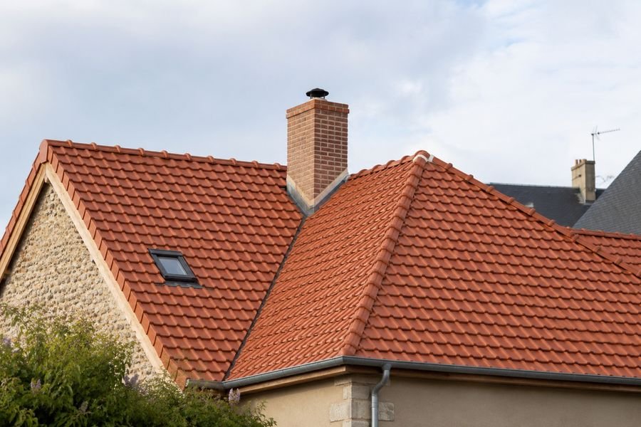 Réfection de toiture en cours : dépose des anciennes tuiles et pose neuve à Pézenas